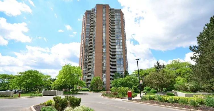 Exterior image of the Islington 2000 in Toronto