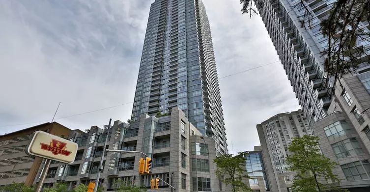 Exterior image of the Quantum2 North Tower in Toronto